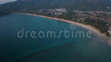 在普吉岛的热带卡马拉海滩地区和<strong>安达曼</strong>海的空中无人机景观