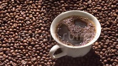 带咖啡的杯子在咖啡豆上要花钱。