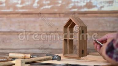 在木工车间工作的木匠。家具木制品及家居装饰制作理念。