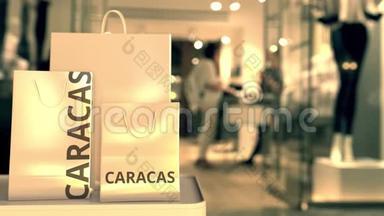 购物袋与加拉加斯标题与模糊的商店入口。 与委内瑞拉有关的概念三维动画购物