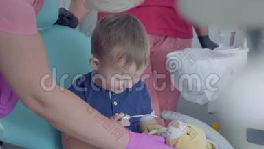 可爱的小孩子玩医疗工具坐在牙医办公室的椅子上。 <strong>免费儿童</strong>出诊医生