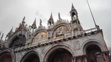 意大利威尼斯-2019年5月：圣马可广场上圣马可`大教堂西立面全景。 秋雨天气