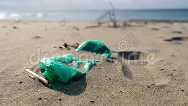 年轻人在海边捡塑料垃圾，清理生态系统污染