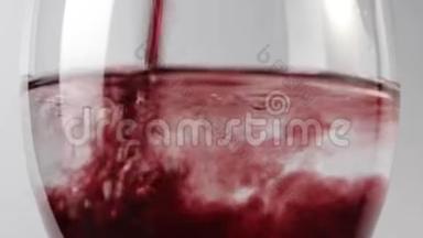 豪华红酒。 葡萄酒杯红酒，由美味的红葡萄在白色背景下制成。 手推红酒