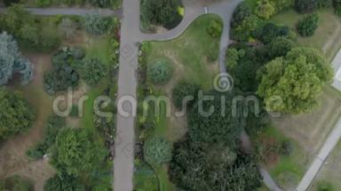 4k空中垂直景观，沿着小径，在Kew花园中穿梭