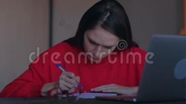 心烦意乱的女孩从笔记本上拿出一张纸，上面写着扭曲的想法