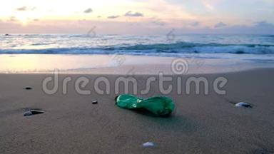 日落时分，年轻人从<strong>海边捡</strong>起塑料瓶，污染概念