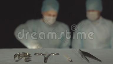 两名外科医生在手术室用医疗器械做手术，背景是