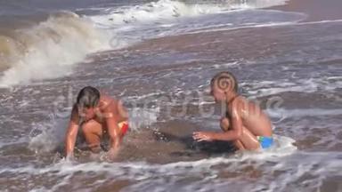 海滩<strong>暑假</strong>。 狂浪中的<strong>孩子</strong>..