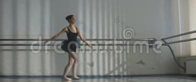 年轻漂亮的芭蕾舞演员或<strong>舞蹈</strong>演员在<strong>工作室</strong>或舞厅练习芭蕾