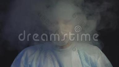 外科医生站在<strong>烟雾</strong>的黑色背景下，对吸烟和燃烧的<strong>烟雾</strong>、慢动作的疾病的概念