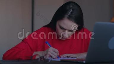 心烦意乱的女孩从笔记本上拿出一张纸，上面写着扭曲的想法