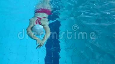 游泳结束。 女子游泳运动员在游泳池中<strong>自由泳</strong>动作缓慢