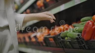 在超市里挑选黄瓜和<strong>蔬菜</strong>的女人。 购物选择购买<strong>水果</strong>，<strong>蔬菜</strong>。 少女