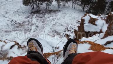 第一人称拍摄一个游客在冬天`<strong>脚踩</strong>在山顶上。