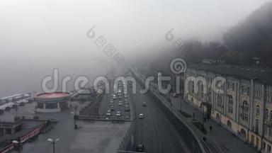 一座雾蒙蒙的城市.. 城市交通，鸟瞰图