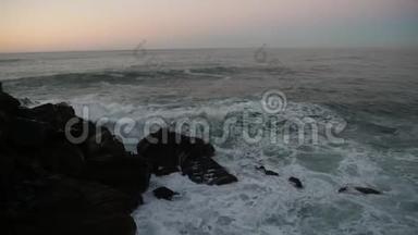 波浪撞击岩石海岸。