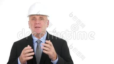穿白头盔的商人在电视采访中交谈