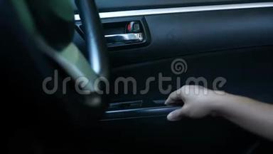 关闭司机`的手关闭车门，并按下按钮开关电动锁门在汽车上，以确保安全。 技术和