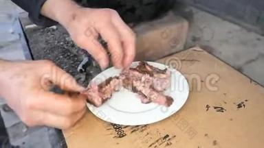 老厨师用手指<strong>折断</strong>肋骨，检查白盘上的熟肉。 准备食物时的禁食