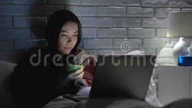 女孩<strong>感</strong>到恶心躺在床上，喝茶，在笔记本电脑上看<strong>电影</strong>，流<strong>感</strong>季节