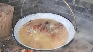 在一个深<strong>油炸锅</strong>里加入肉和骨头的热泡开水。