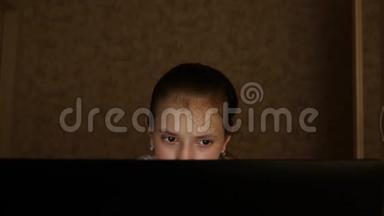 疲惫的少女看着笔记本显示器的屏幕。 特写镜头。 1.一个年轻女孩看电脑屏幕<strong>很累</strong>