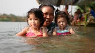 两个亚洲小女孩，姐妹，喜欢和<strong>姨妈</strong>在河里玩水
