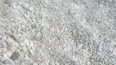 在清澈的<strong>波浪水中</strong>躺在海底的灰色卵石和石块