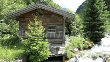 奥地利Zillertal山谷高山溪流的传统木制谷仓