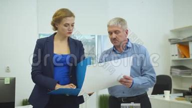 男人拿着文件给女人看文件