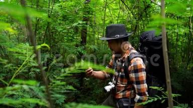 带背包的人在天然林中寻找手机<strong>接收信号</strong>