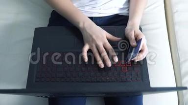 女孩制作<strong>网上销售</strong>购物概念与笔记本电脑数字平板生活方式。 黑发女人躺在沙发上看着商店
