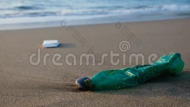 海洋海岸的塑料瓶，在模糊的波浪运动背景下，行星保存，4k