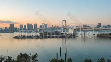 日本东京城市彩<strong>虹桥</strong>在东京湾的白天到夜晚的时间流逝