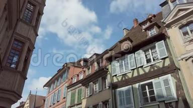 从下往上看德国弗赖堡的传统房屋。 沿着古老的小城镇街走，望着屋顶