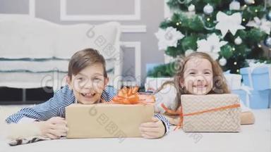 微笑着的<strong>兄弟姐妹</strong>们享受着圣诞节的时光，躺在枞树下的地毯上，从两个后面露出头来