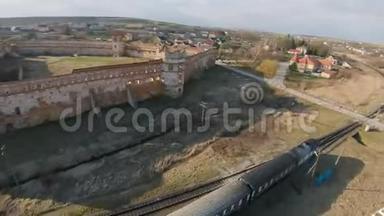 乌克兰利沃夫附近的Staroselsky城堡的鸟瞰图。 <strong>火车经过</strong>城堡. 使用FPV无人机射击