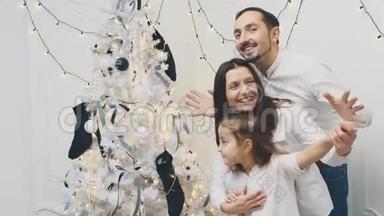可爱的<strong>一家人</strong>在<strong>圣诞节</strong>早晨到处玩耍，炫耀他们有多么美丽的圣诞树。