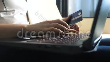 女孩制作网上销售生活方式购物概念与笔记本电脑数字平板电脑。 黑发女人躺在沙发上看着商店