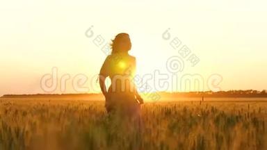 穿着裙子的女孩在<strong>金色</strong>的<strong>麦穗</strong>中奔跑。 美丽的年轻女子在日落时奔跑。