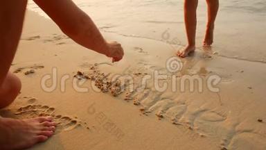 小孩子光着脚在沙子上奔跑，夏天这个词就是写的