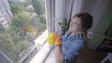 呼吸系统疾病，戴手套的女孩在公寓清洁窗户时对洗涤喷雾过敏