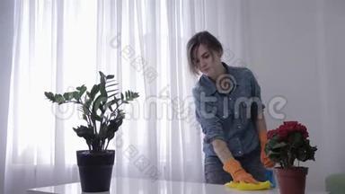 家庭过敏，年轻女孩在公寓做清洁，并经常受<strong>到家</strong>庭化学品的刺激
