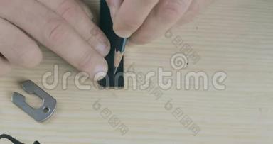一个工匠`手工在皮革上的特写，用铅笔标记一条黑色皮革。 手工制作的产品。 电影院4k视频。
