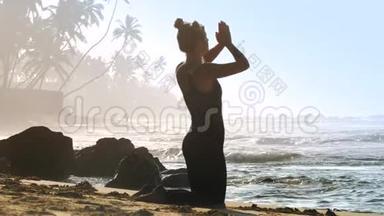 有太<strong>空包</strong>的女孩在海滩上做瑜伽后摆姿势