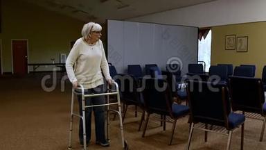 老年妇女在步行者的帮助下，在地毯上向左向右走。