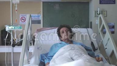 年老的患病妇女躺在病床上，带着氧气面罩滴下。 1920x1080