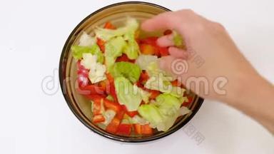 素食蔬菜沙拉玻璃碗.. 女人加绿色生菜。