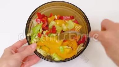 素食<strong>蔬菜沙拉</strong>女人搅拌<strong>蔬菜沙拉</strong>勺玻璃碗。